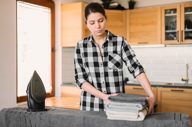 Free photo medium shot woman with ironed towels