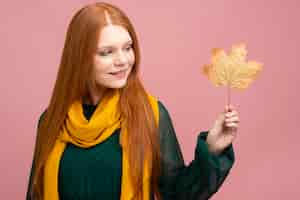 Free photo medium shot woman with pink background