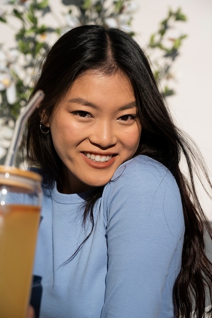 Free photo medium shot woman with tasty kombucha