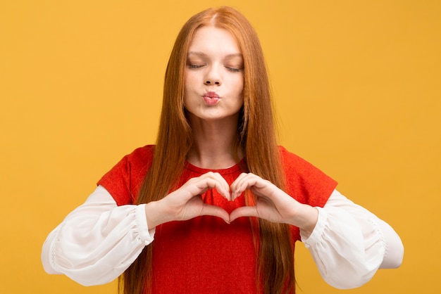 Free photo medium shot woman with yellow background