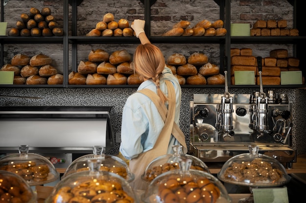 Free photo medium shot woman working in bakery