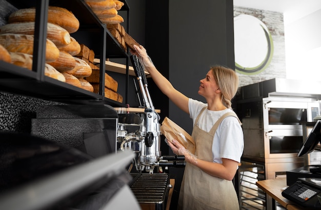 Free photo medium shot woman working in bakery