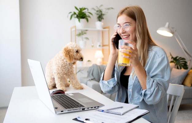 Free photo medium shot woman working at desk