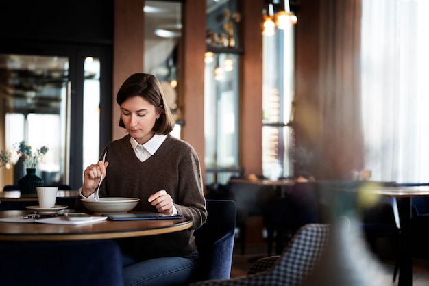 Medium shot woman working in restaurant