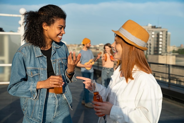 Medium shot women chatting