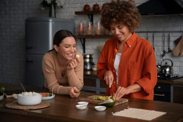 Medium shot women learning to make sushi