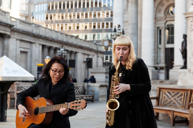 Free photo medium shot women making jazz music