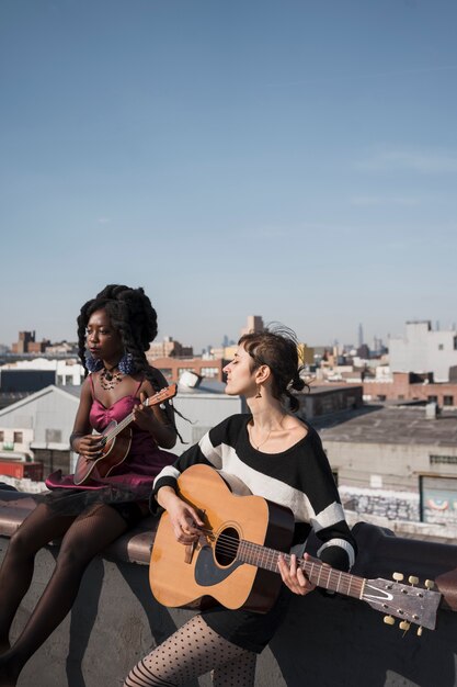 Free Photo medium shot women making music