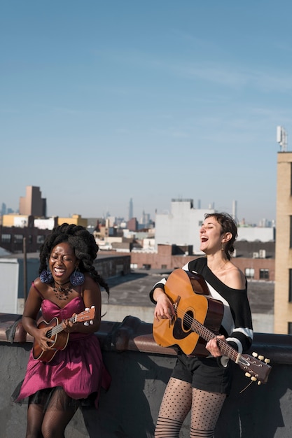 Free photo medium shot women playing together