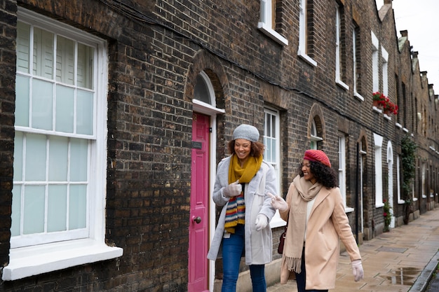 Free photo medium shot women walking in city