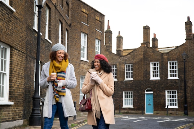 Free photo medium shot women walking together