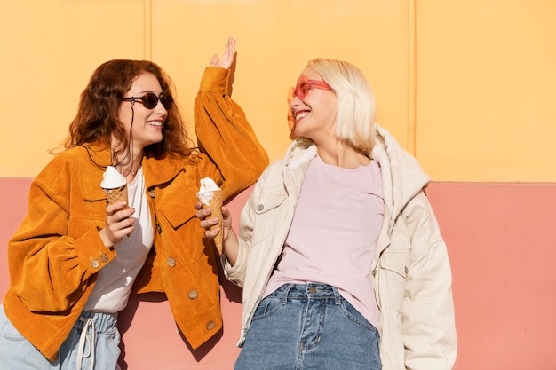 Free photo medium shot women with ice cream