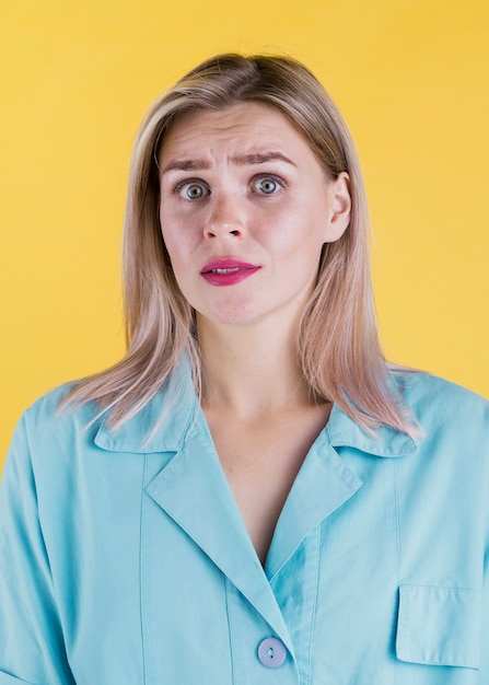 Free photo medium shot of worried woman