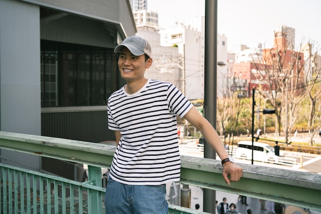 Free photo medium shot young man wearing trucker hat