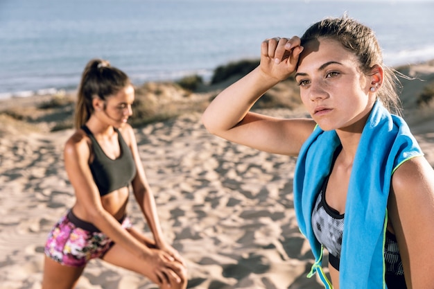 Free photo medium shot young women relaxing after jogging