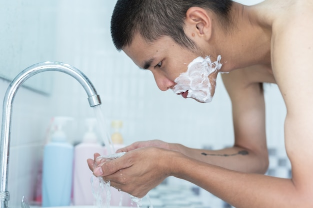 Free photo men shave on the face.