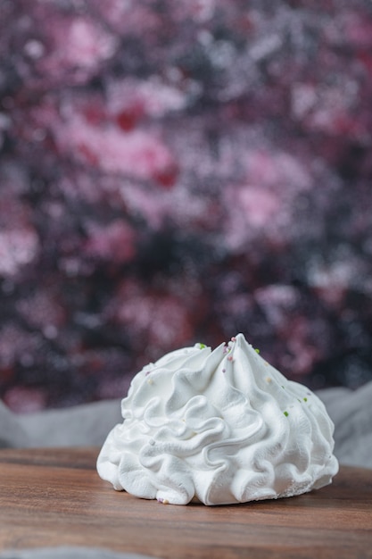 Free photo meringue cookies with blended coconut powder on the top .