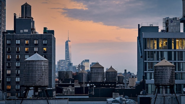 Free photo mesmerizing rooftop view in manhattan new york during sunset hour