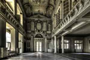 Free photo mesmerizing shot of an abandoned thermal spa alla italia in belgium