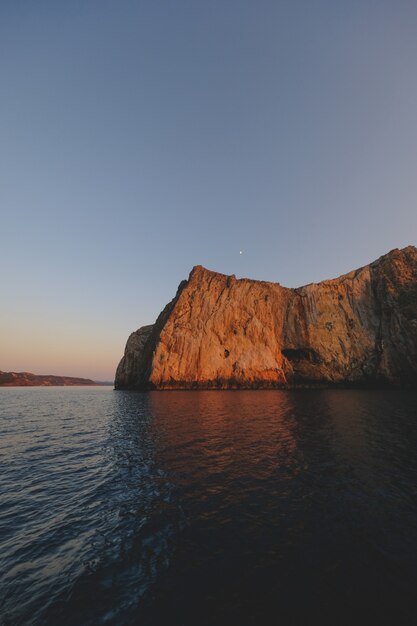 Free photo mesmerizing shot of a beautiful seascape and huge rocks