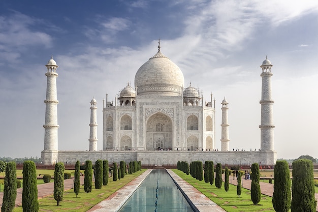 Free photo mesmerizing shot of the famous historic taj mahal in agra, india