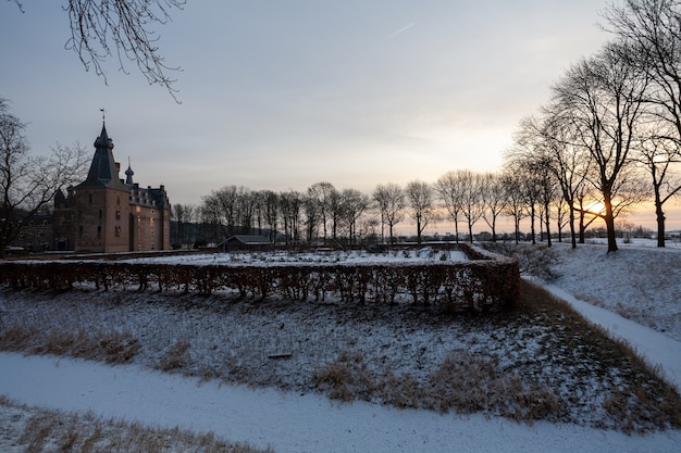 Free photo mesmerizing sunrise over the historic doorwerth castle during winter in holland