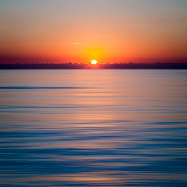 Free Photo mesmerizing sunset over the clear blue ocean