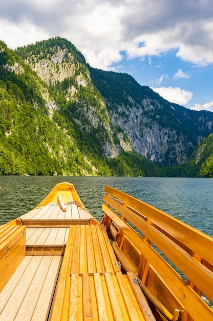 Mesmerizing vertical shot of Lake Toplitz Neuhaus in Austria on a warm, sunny afternoon