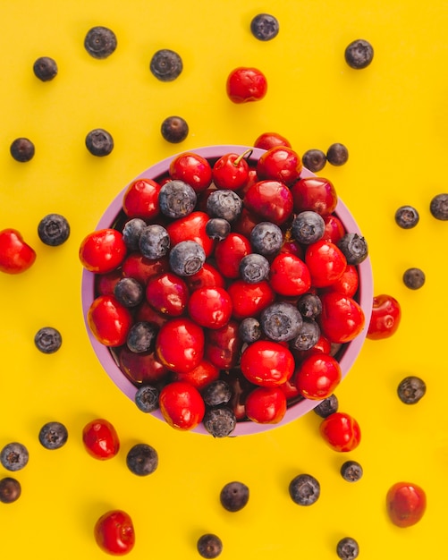 Free photo messy fruits and bowl