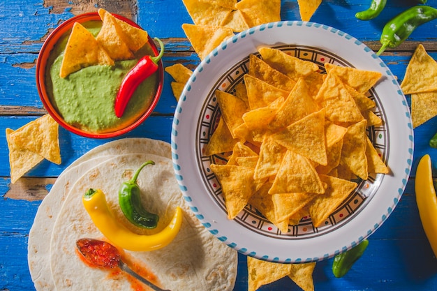 Free Photo mexican guacamole, nachos and tortilla