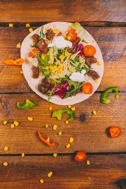 Free photo mexican tacos with beef and vegetables on brown desk