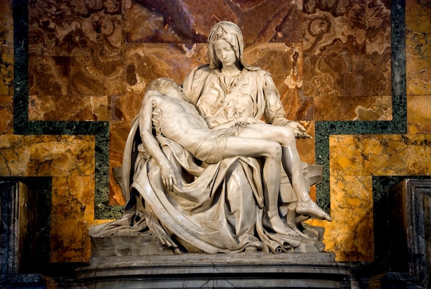 Free photo michelangelo's pietà in st. peter's basilica in vatican city