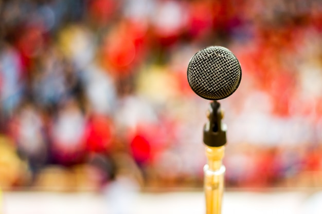 Free Photo microphone with blurred background