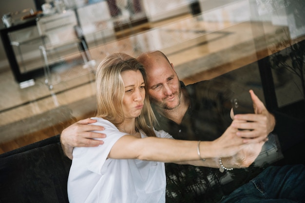 Free Photo mid aged couple in love at home