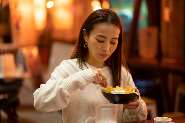 Free photo middle age woman having fun at restaurant