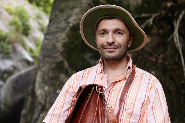 Free photo middle aged bearded caucasian botanist or biologist wearing panama hat