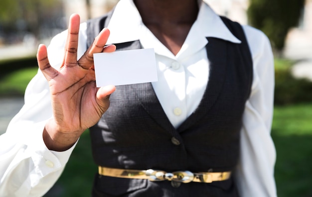 Free photo midsection of a businesswoman showing white visiting card