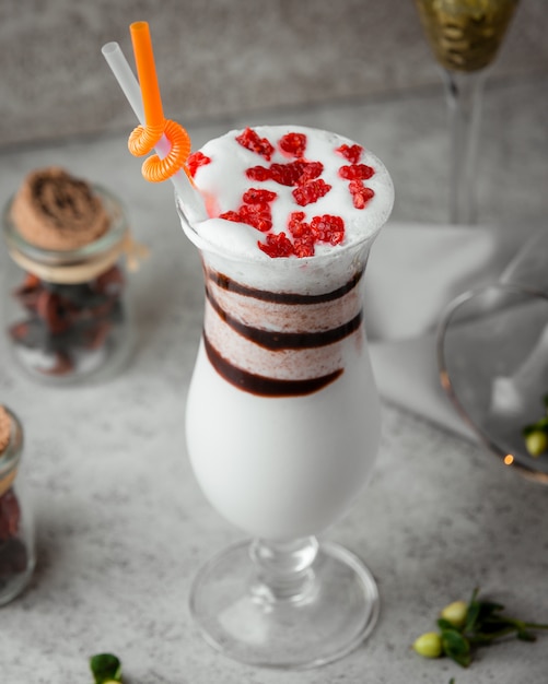 Free photo milkshake with chocolade and raspberry slices