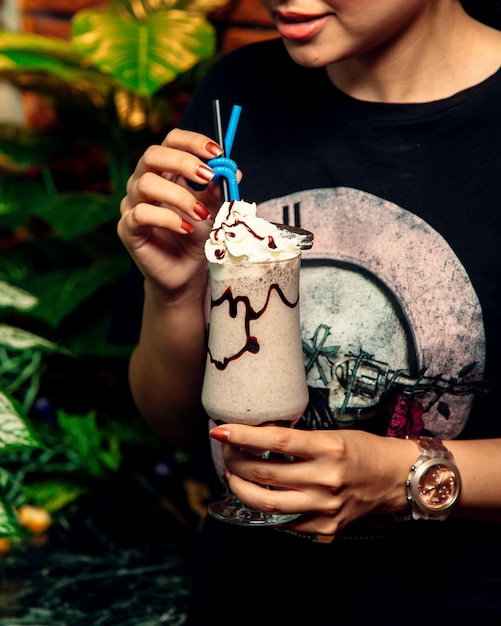 Free photo milkshake with chocolate syrup