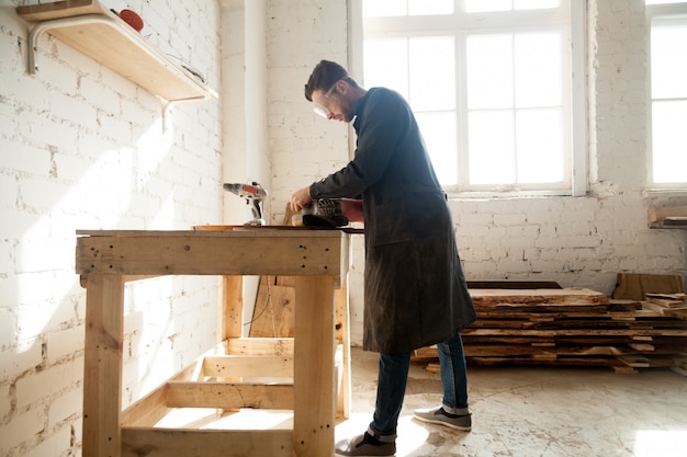 Free photo millennial worker getting on-the-job trailing