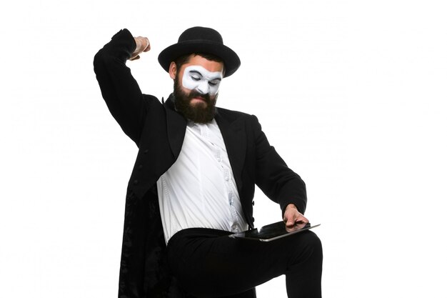 Mime as businessman has stress because of computer problem.