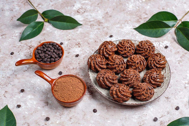 Free Photo mini cakes truffles with chocolate drops and cocoa powder