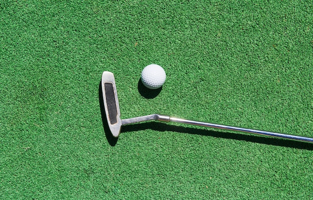 Free photo mini-golf ball on artificial grass. summer season game