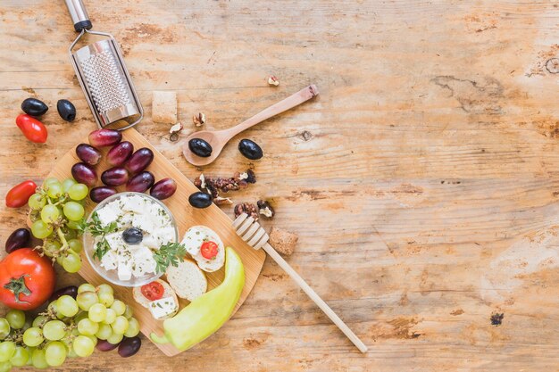 Free Photo mini sandwiches with grater, spoon and honey dripper on desk