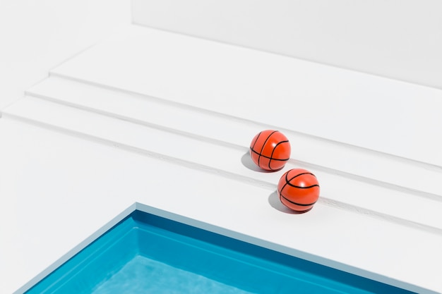 Free photo miniature pool still life arrangement with basketballs