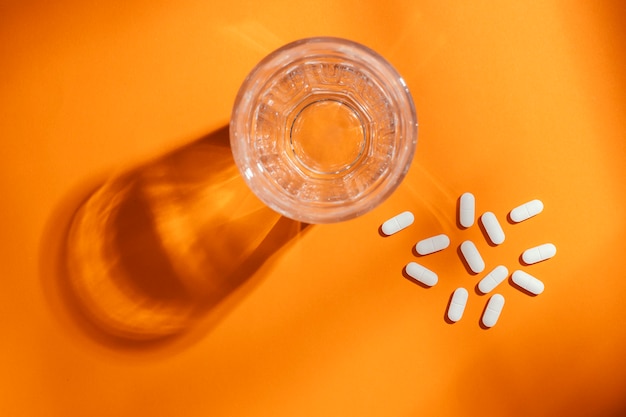 Free Photo minimal medicinal pills composition