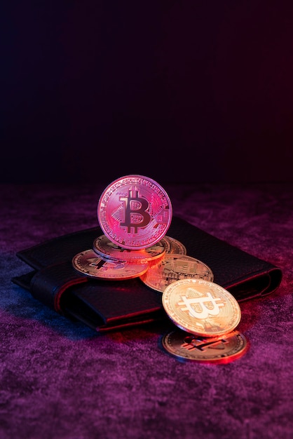 Free photo minimalistic still life arrangement with cryptocurrency