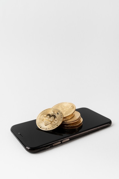 Free photo minimalistic still life arrangement with cryptocurrency