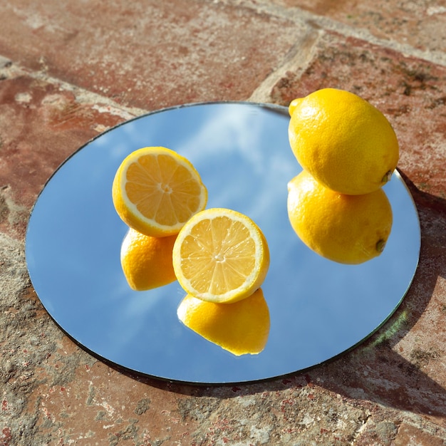 Free photo mirror with fresh lemons