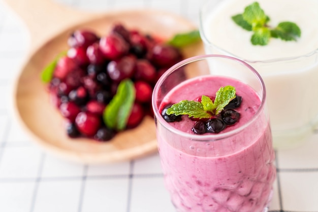 Free photo mixed berries with yogurt smoothies